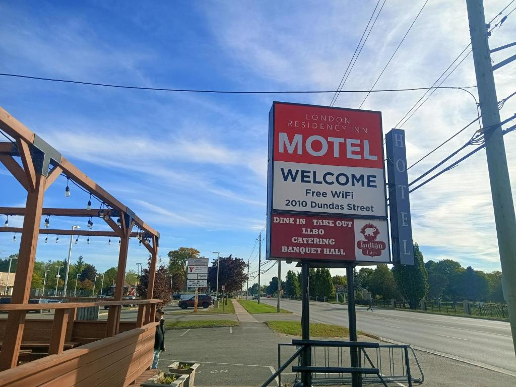 Un cartel de un motel al costado de una calle. en London residency inn, en London