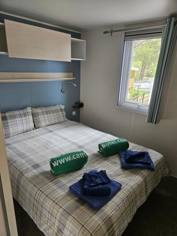 En eller flere senge i et værelse på Mobile Homes by KelAir at Camping Les Genets