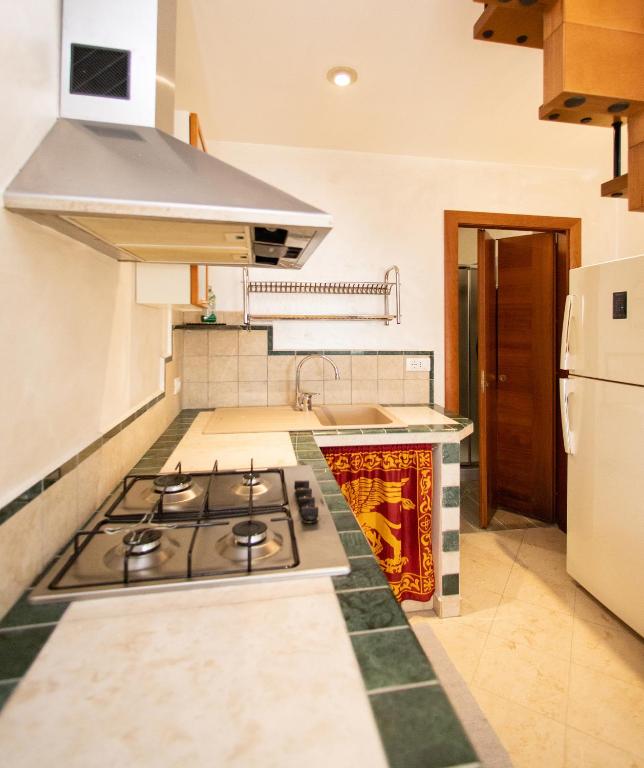 a kitchen with a stove top oven in a kitchen at Dimora Laguna -apeliving- Pellestrina Ve in Pellestrina