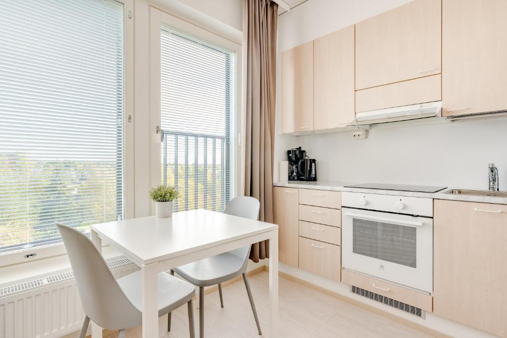 O bucătărie sau chicinetă la Hiisi Homes Nokia Rounionkatu