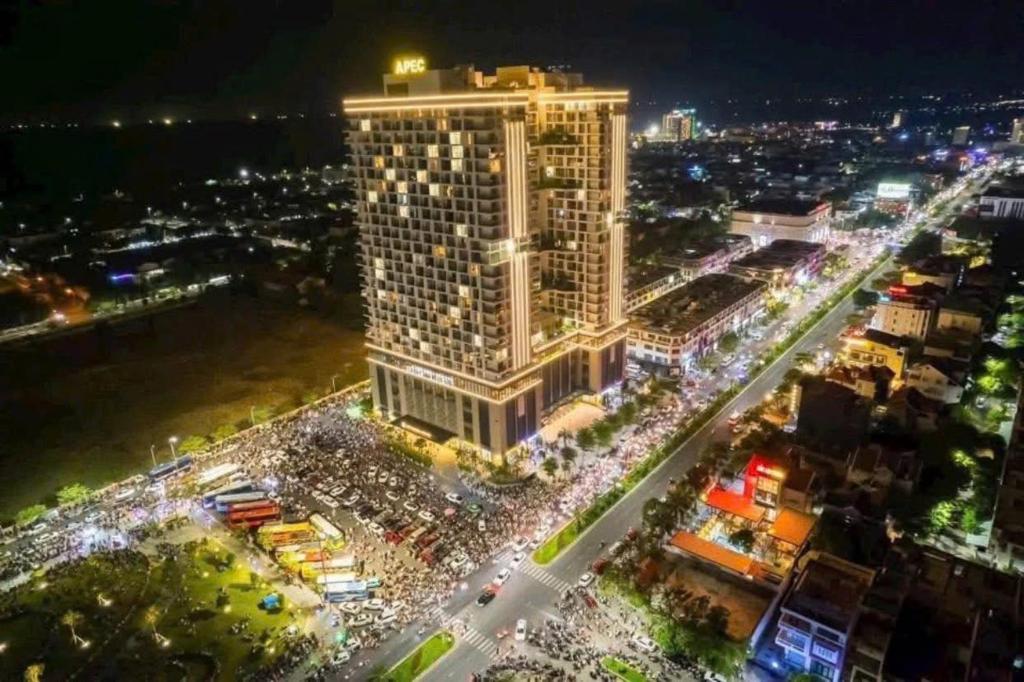 Una vista aérea de un gran edificio por la noche. en Khách sạn Apec Mandala Tuy Hoà Phú Yên New, en Tuy Hoa
