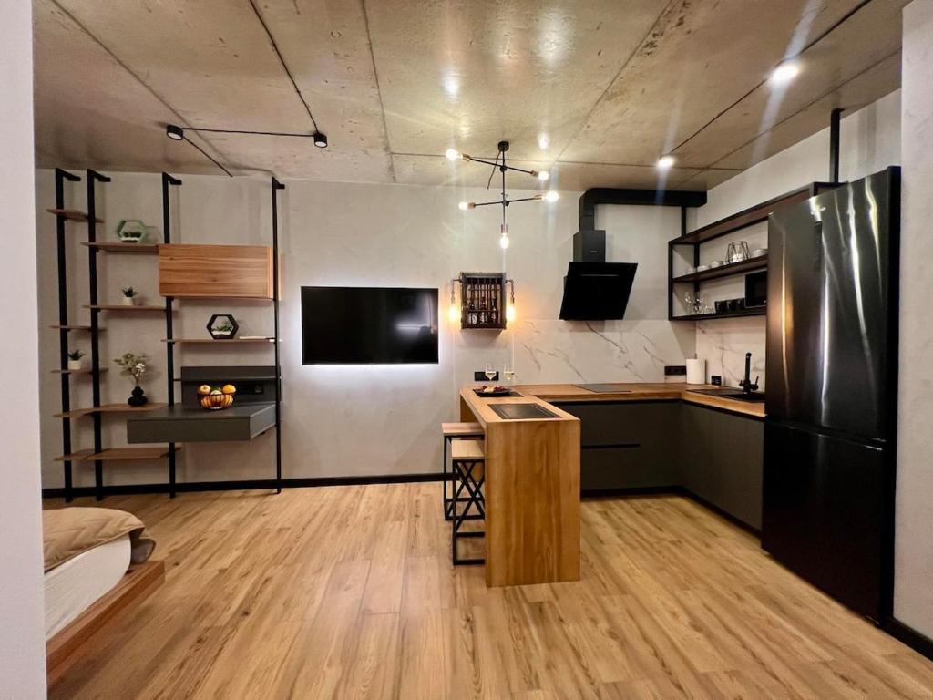NEW Loft-style studio photo 4