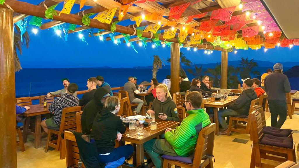un gruppo di persone sedute ai tavoli di un ristorante di Azul Beach Kite Resort a El Sargento