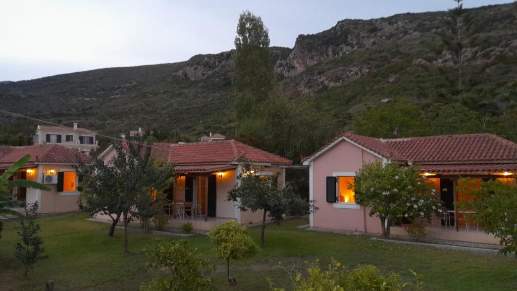 un grupo de casas con una montaña en el fondo en Anabelis studios & apartments, en Katelios