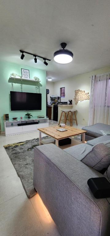 Los MameyesにあるGilmar Stay, A pasos de la Avenida Españaのソファとテーブルのあるリビングルーム