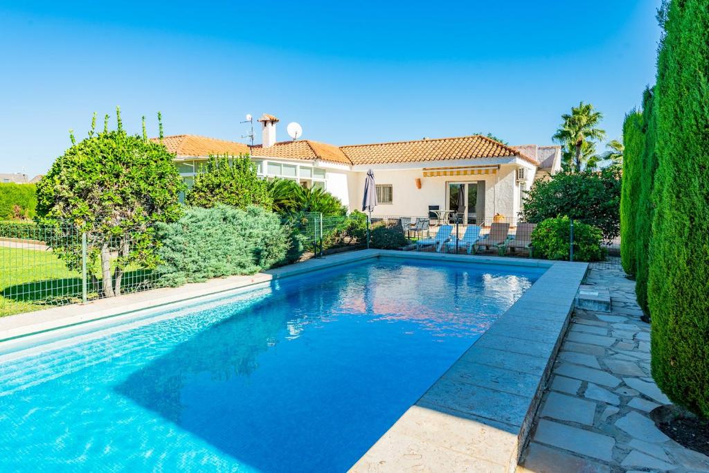 a swimming pool in the backyard of a house at Villa Mario para 8 con piscina privada AA y Wi-Fi. in Vinaròs