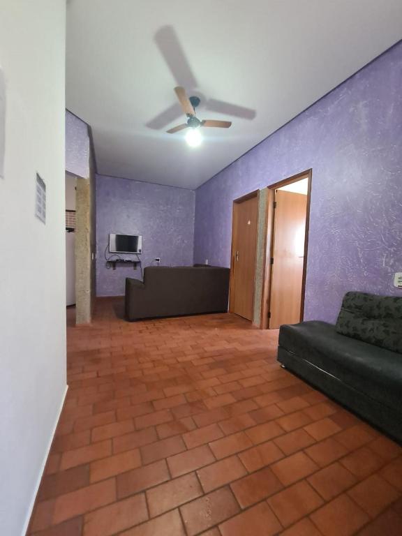 a living room with a couch and a ceiling fan at Casa Temporada Lençóis in Lençóis