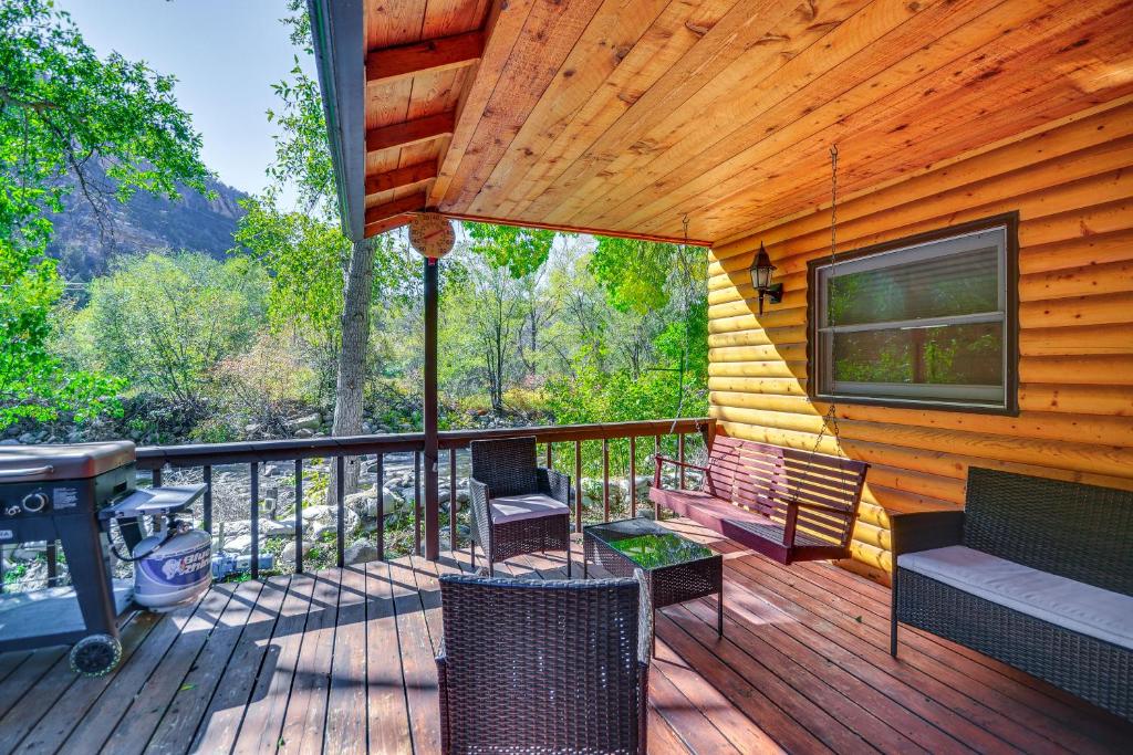 Μπαλκόνι ή βεράντα στο Creekside Ten Sleep Vacation Rental and Deck and Grill