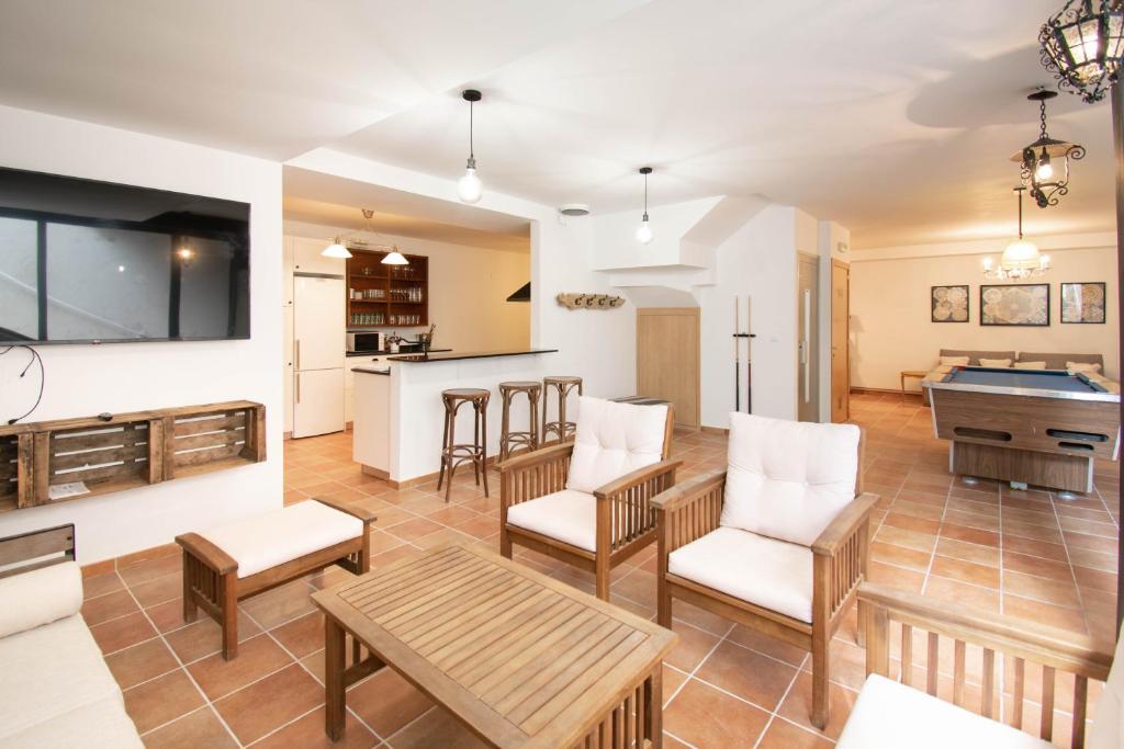 UtergaにあるAcogedora casa rural a 10 minutos de Pamplonaのリビングルーム(テーブル、ビリヤード台付)