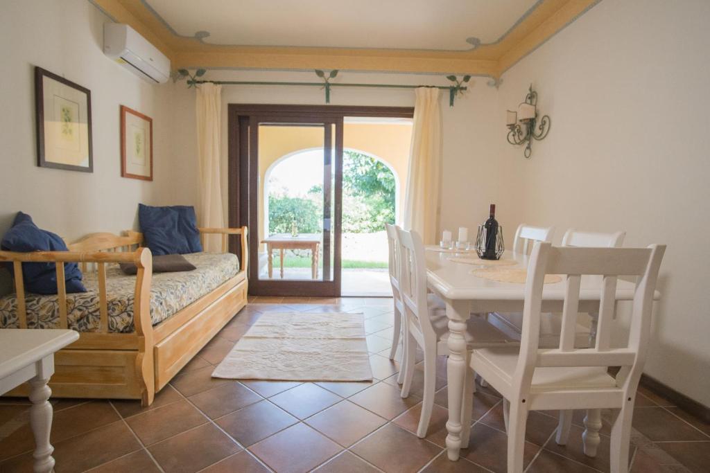 a living room with a bed and a table and chairs at Beautiful Giardino Degli Oleandri-1BedApt BILO4 in Liscia di Vacca
