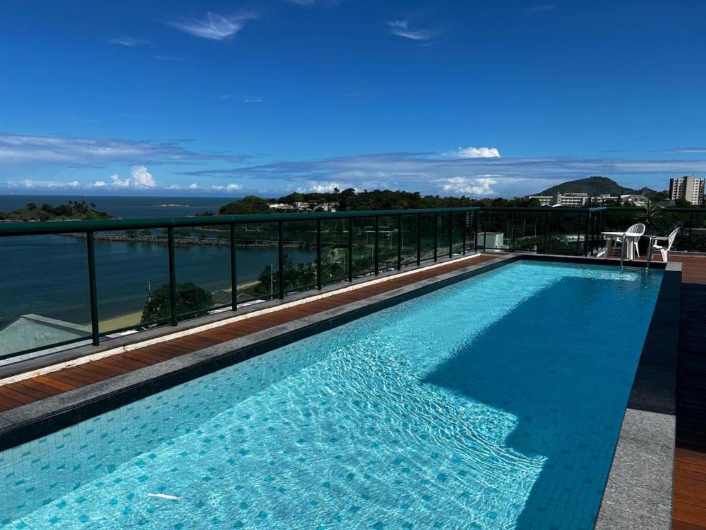 una piscina con vista al mar en Flat Praia Comfort Camburi, en Vitória