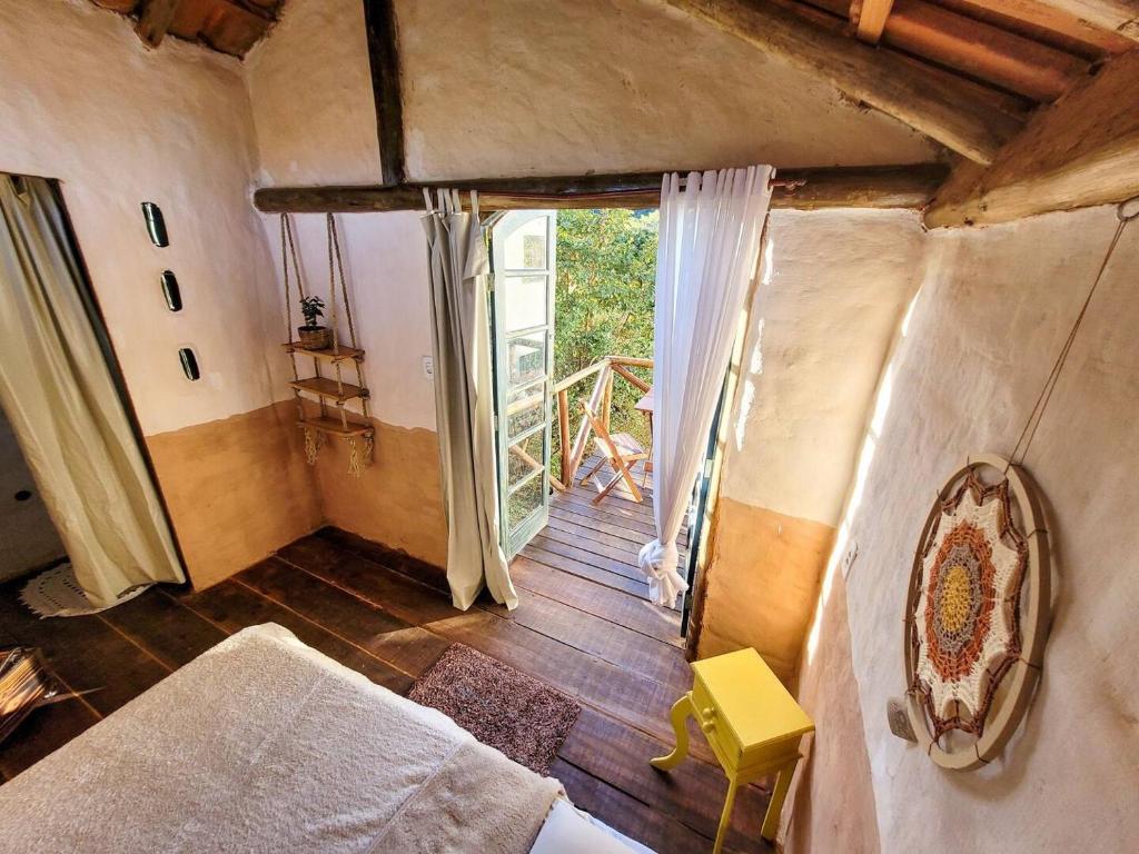 a small room with a bed and a window at EcoviLab in Guaratinguetá