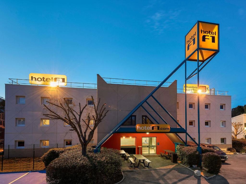 ボーヴェにあるホテルF1 ボーヴェの建物の前に看板があるホテル