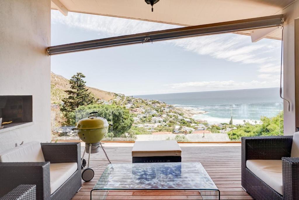 Una sala de estar con vista al mar. en Llandudno penthouse apartment, en Vosburg