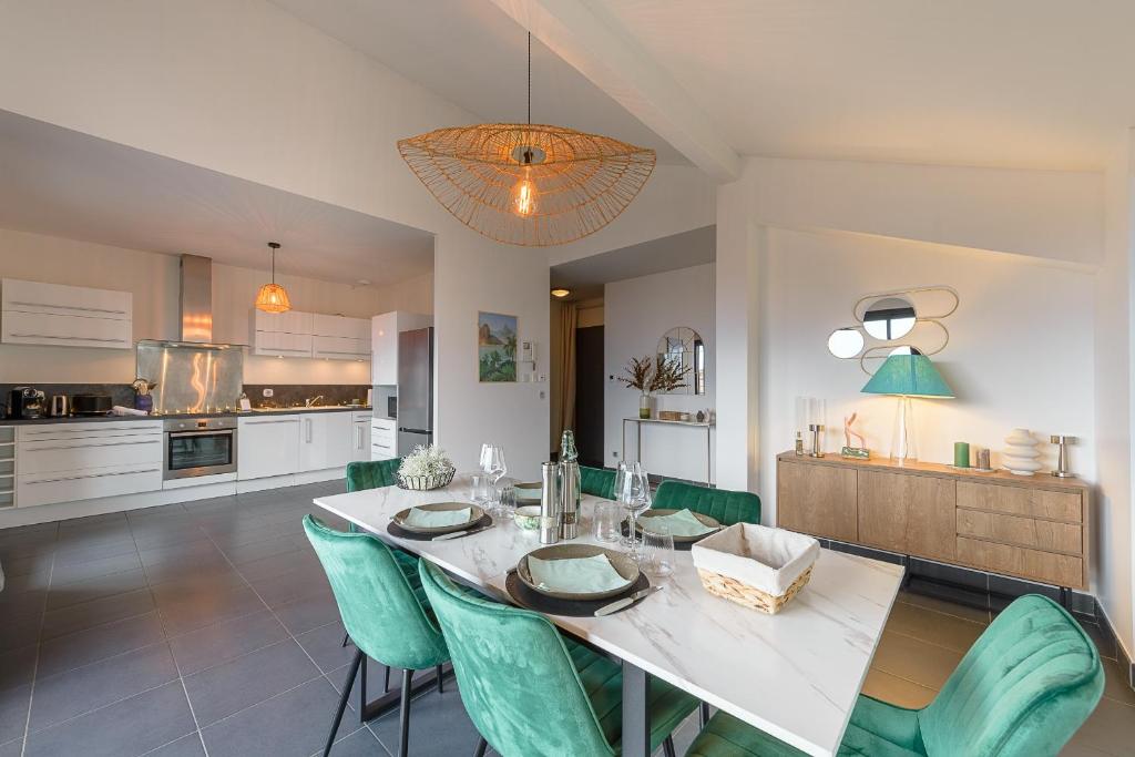 a kitchen and dining room with a table and chairs at Le Cosy Azura - Appartement de charme au coeur de Sévrier & vue lac in Sévrier