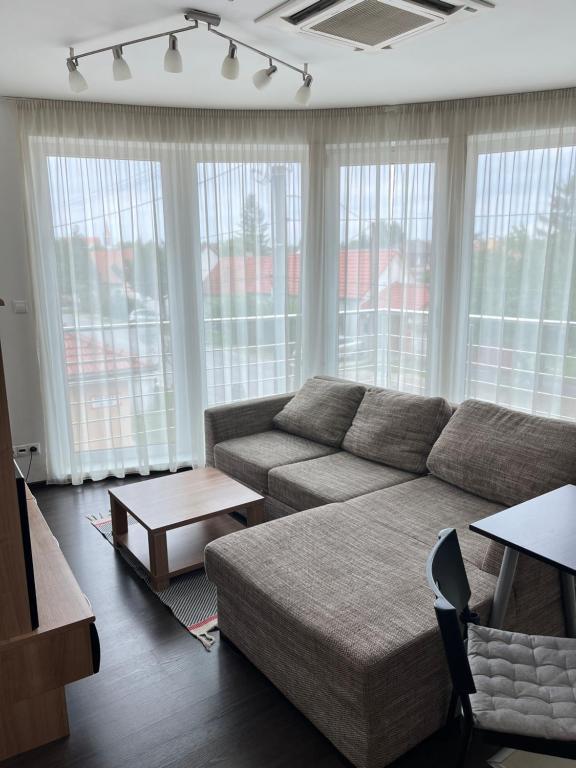 uma sala de estar com um sofá e uma mesa em Fine Restaurant & Apartments em Malacky