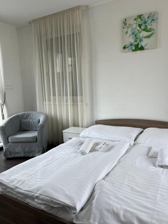 Ένα ή περισσότερα κρεβάτια σε δωμάτιο στο Fine Restaurant & Apartments