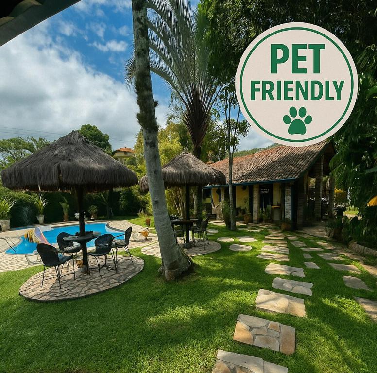 a sign that says pet friendly in front of a house at Toca do Camarão in São Sebastião