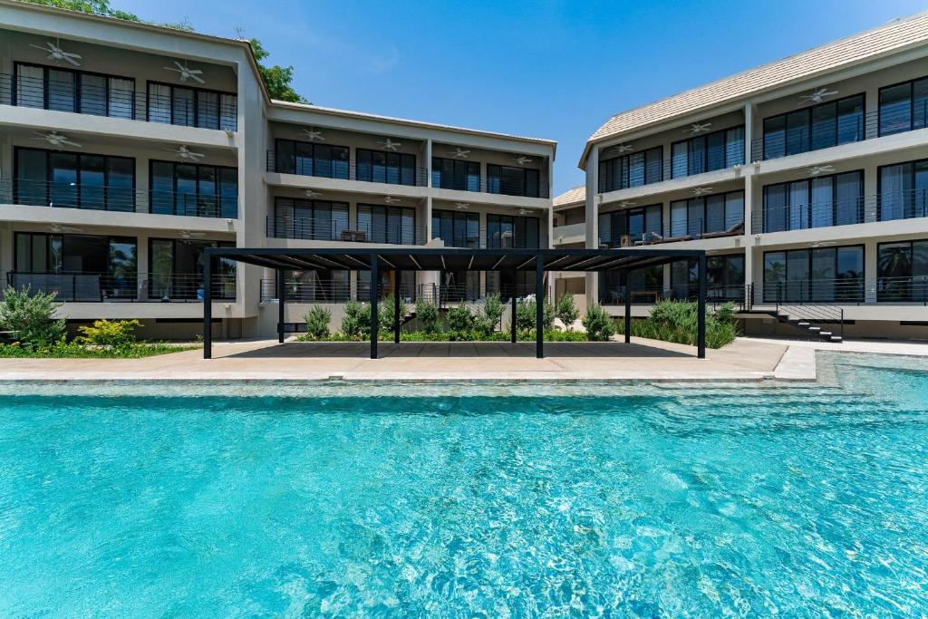 une piscine devant un bâtiment dans l'établissement 3065 - Solana A208, à Santa Cruz Huatulco