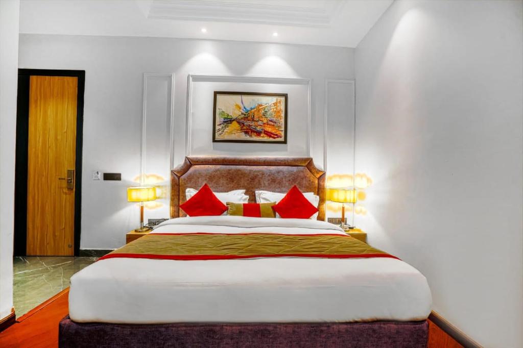Una cama o camas en una habitación de Golden Palm Residency