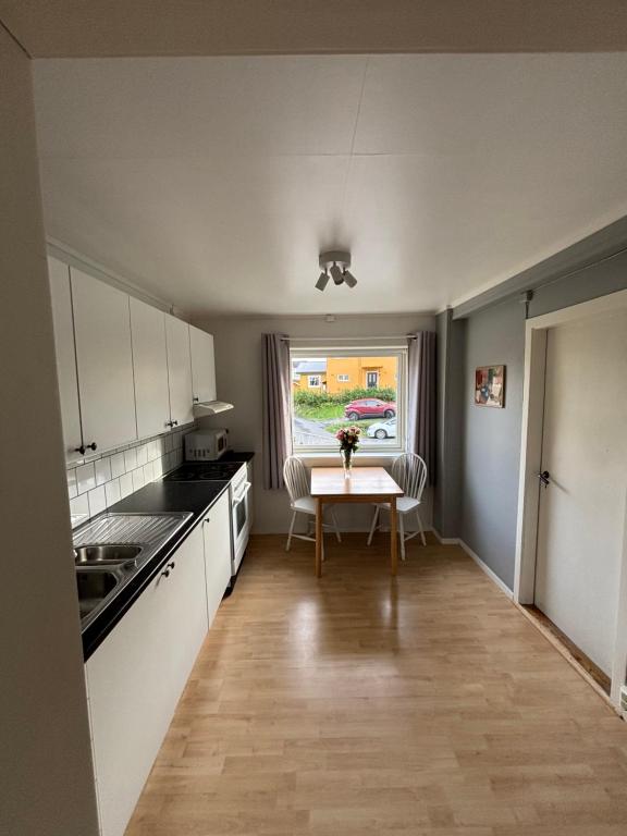 Lofoten - Svolvær 1 bedroom appartmentにあるキッチンまたは簡易キッチン