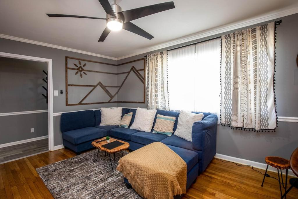 Posezení v ubytování Cozy 3bdrm2ba with GAME ROOM