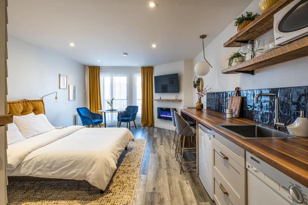 una camera con letto e una cucina con lavandino di Studio Vintage by Gestion ELITE a Mont-Tremblant
