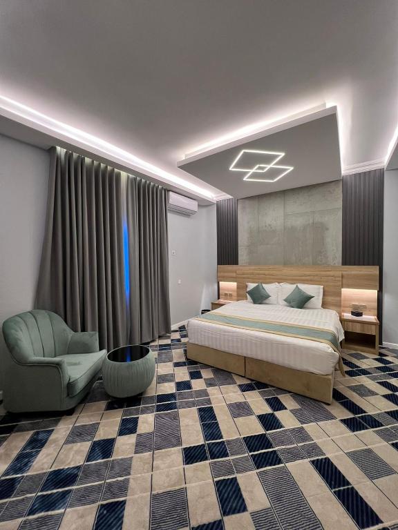 艾卜哈الفؤاد العربي的带床和椅子的卧室