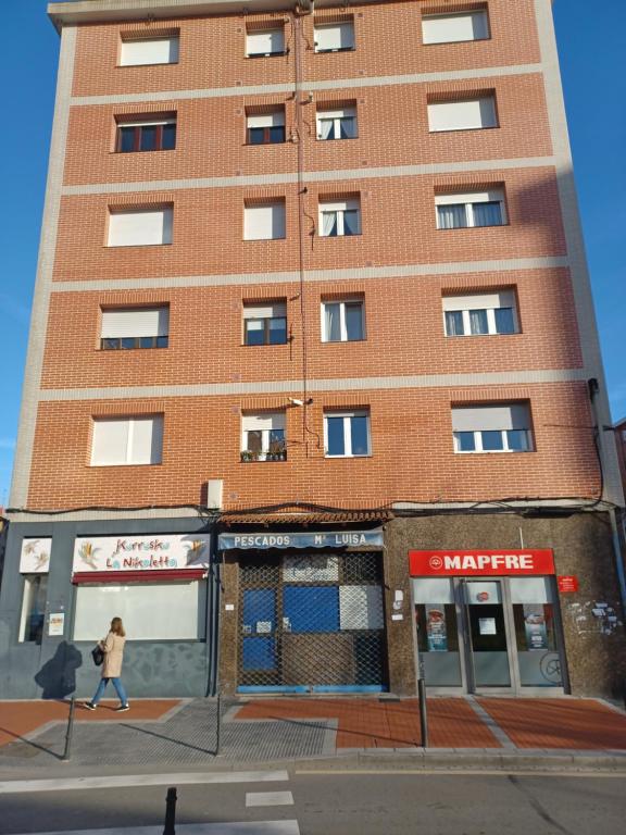 バラカルドにあるSagastiの建物前を歩く女