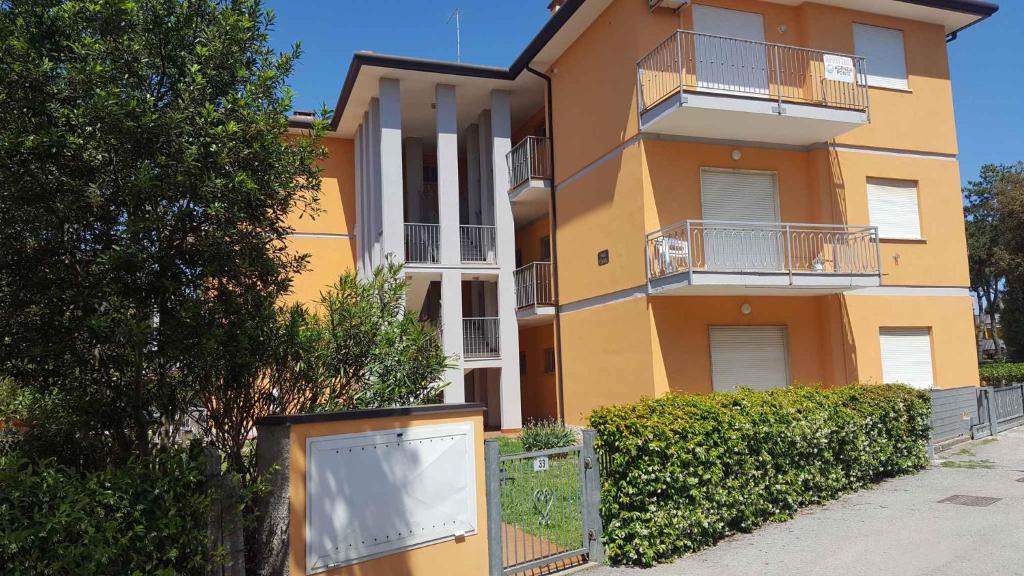 ロゾリーナ・マーレにあるApartments in Rosolina Mare 34043の目の前の黄色い建物