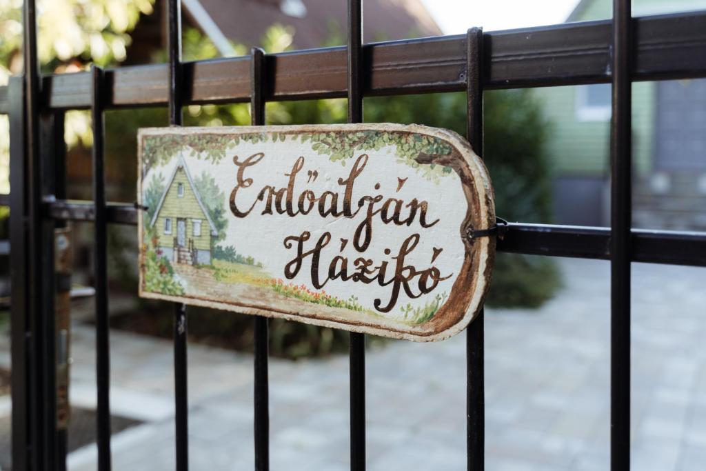ein Schild an einem Eisenzaun mit der Aufschrift embellishmentigunigun in der Unterkunft Erdőalján Házikó in Sukoró