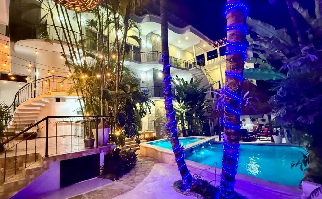 ein Gebäude mit einem Pool mit blauen Lichtern in der Unterkunft Refugio Huasteco Hotel Boutique in Tamasopo