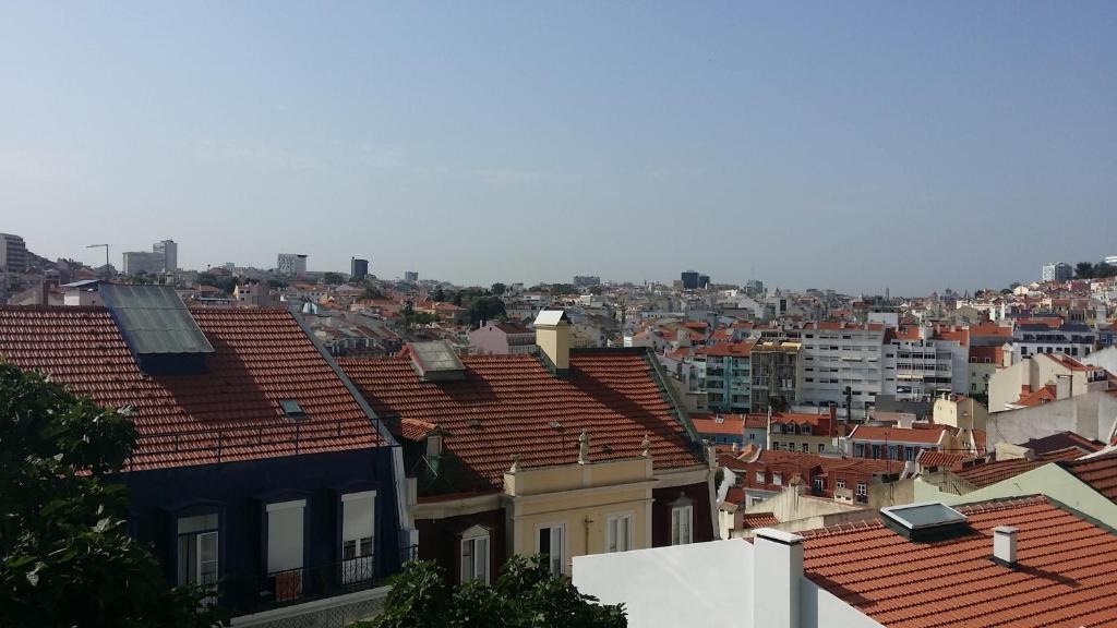 リスボンにあるCasa do Becoの赤い屋根の街並み