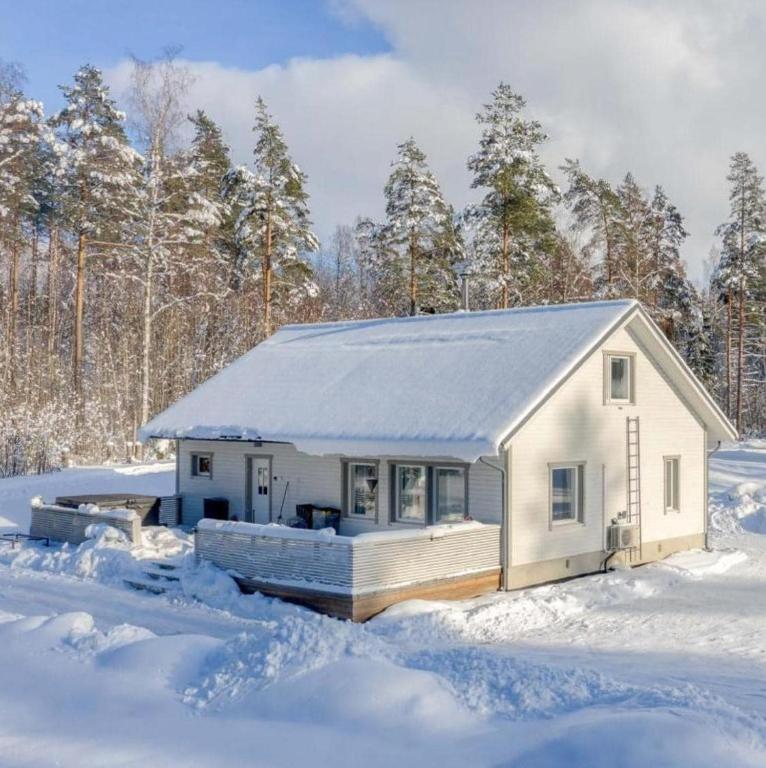 a small white house in the snow at Villainkoo in Rödbrått
