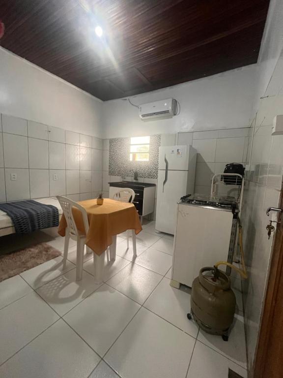 Η κουζίνα ή μικρή κουζίνα στο Quarto privativo