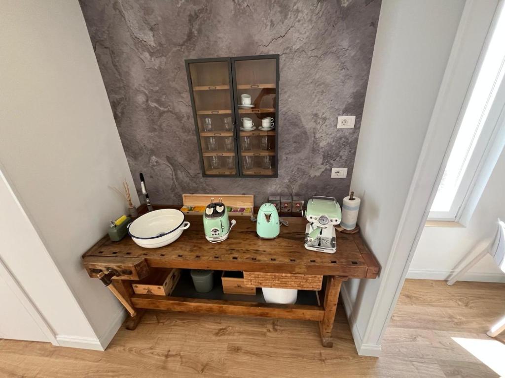 ein Zimmer mit einem Holztisch mit Geschirr darauf in der Unterkunft guest house museum in Sassari
