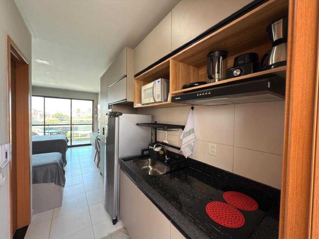FLAT DE LUXO vista piscinas, Praia de Muro Alto - Malia Beach في إيبوجوكا: مطبخ صغير مع حوض و كونتر توب