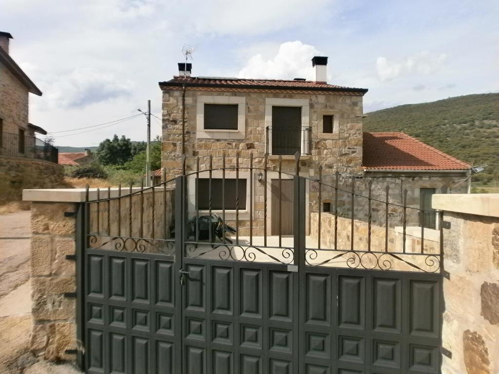 a house with a gate in front of it at La Laguna in Hinojosa de la Sierra