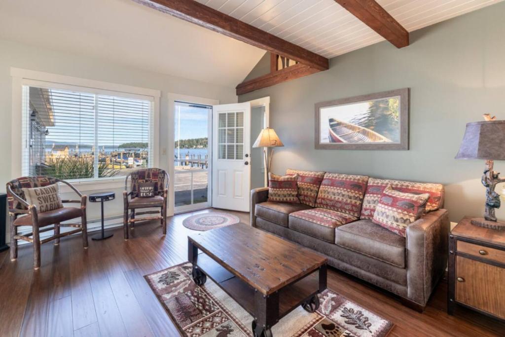 Dockham ShoreSunny Shores - Lake days, Pool dips & Concerts的客厅里有一张沙发和一张桌子。