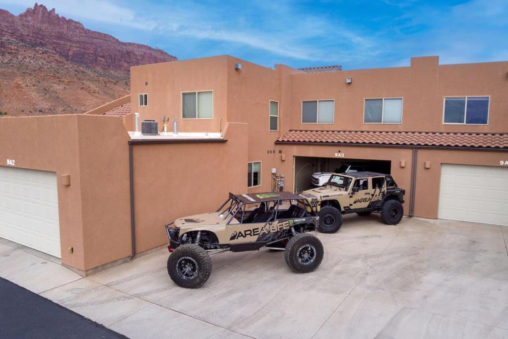 Spanish ValleyにあるAdventure-Ready With Room For All Of Your Toysの家の前に停まった二人のジープニー