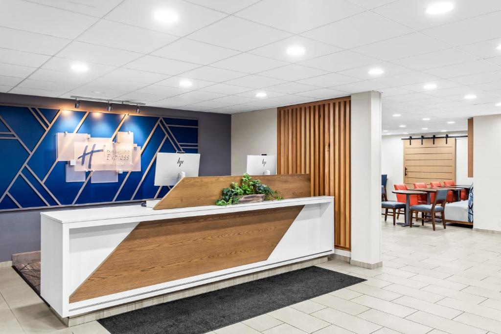 Holiday Inn Express Hotel & Suites Charleston-Southridge by IHG photo