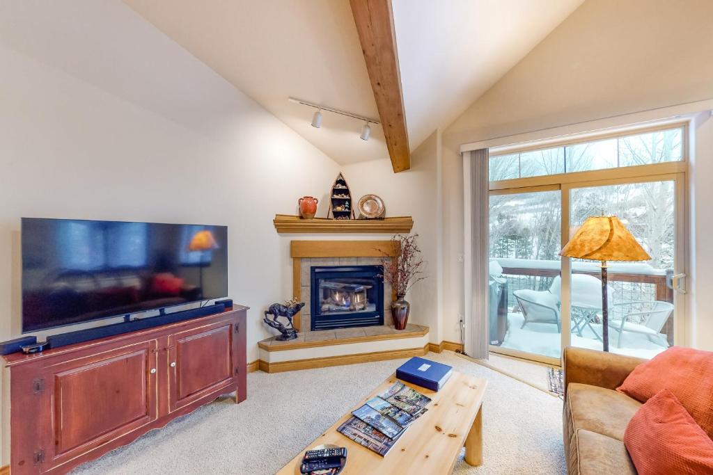 Μια τηλεόραση ή/και κέντρο ψυχαγωγίας στο Blue River Townhome Unit D6