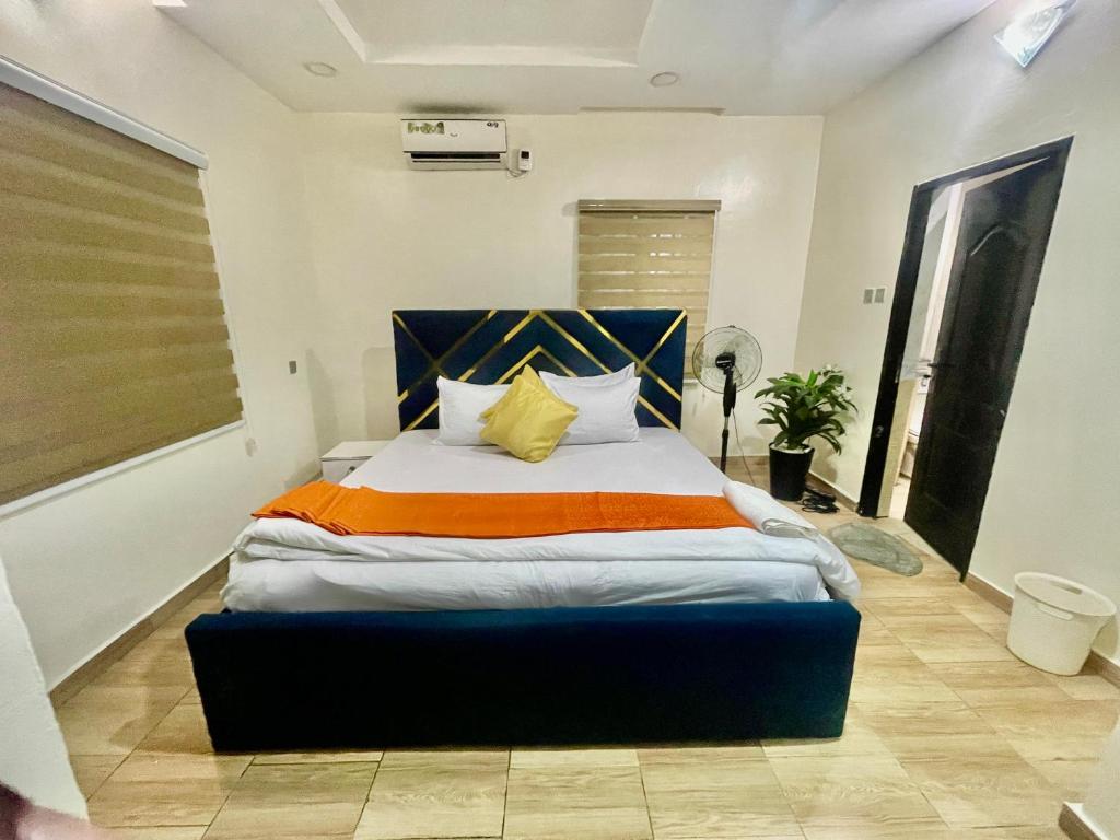 een slaapkamer met een groot bed in een kamer bij Apartment cattleya in Ikeja