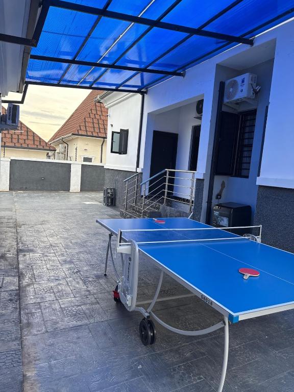 Stolní tenis v ubytování Luxury home-Efab queens estate nebo okolí