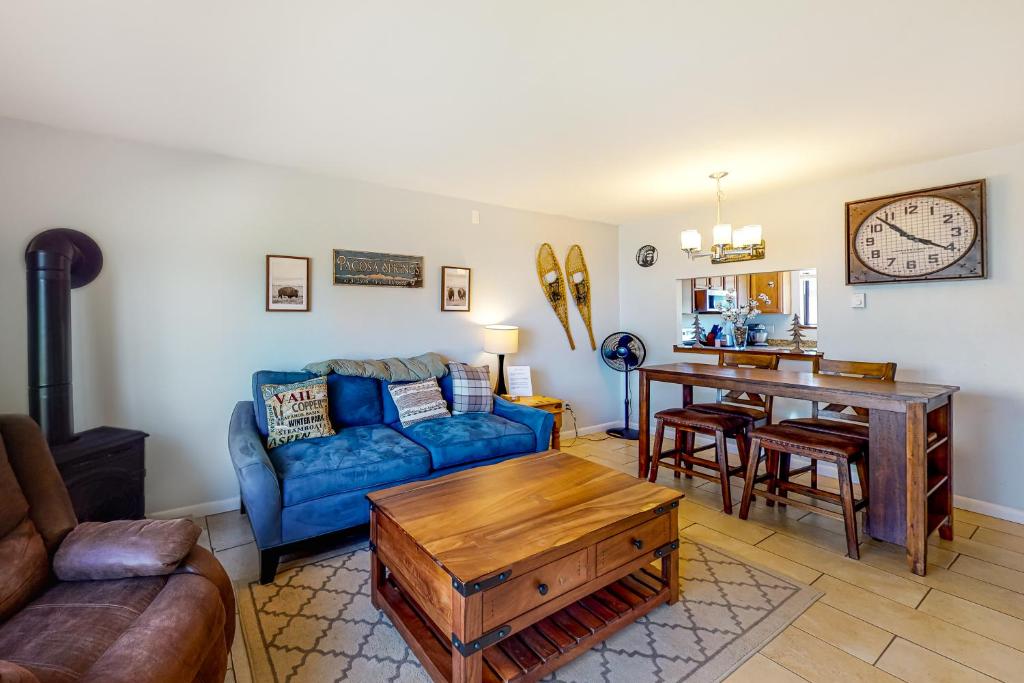 a living room with a blue couch and a table at Talisman Sweet Retreat in Nutria
