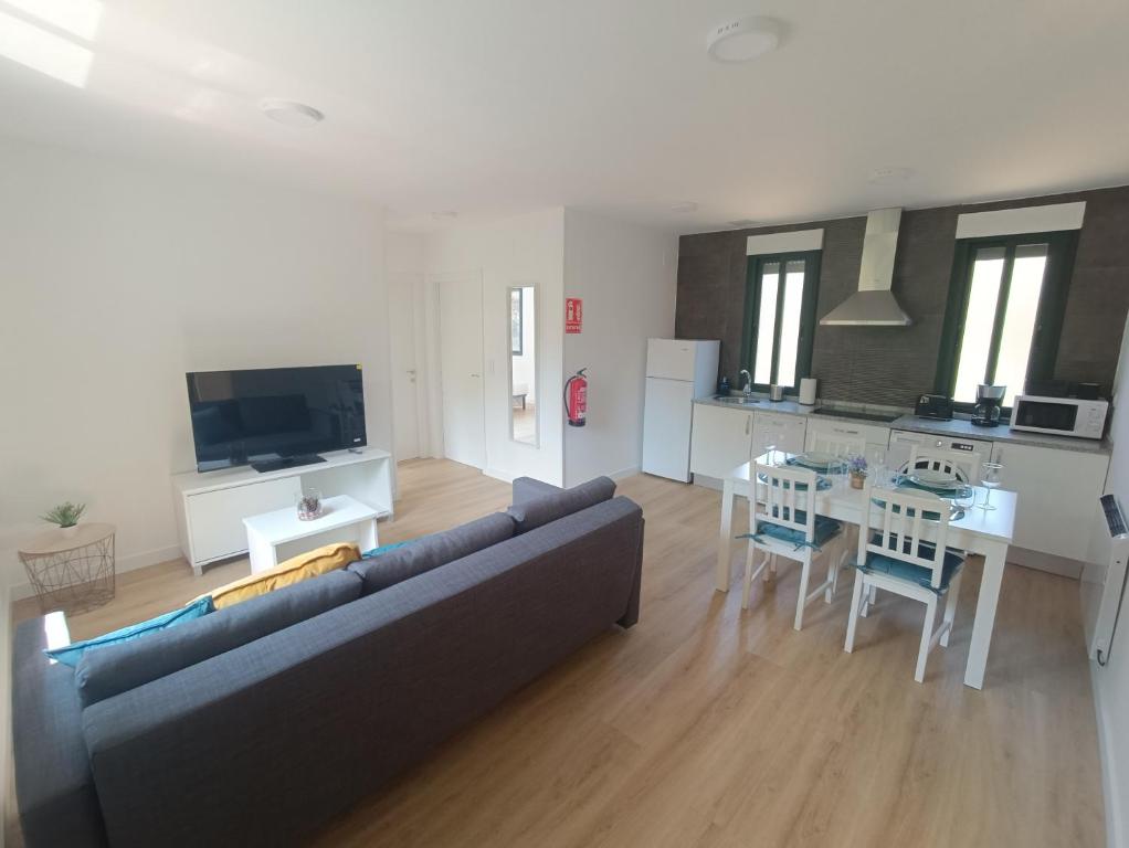 una sala de estar con un sofá y una mesa en Apartamentos Gabín, en Montederramo