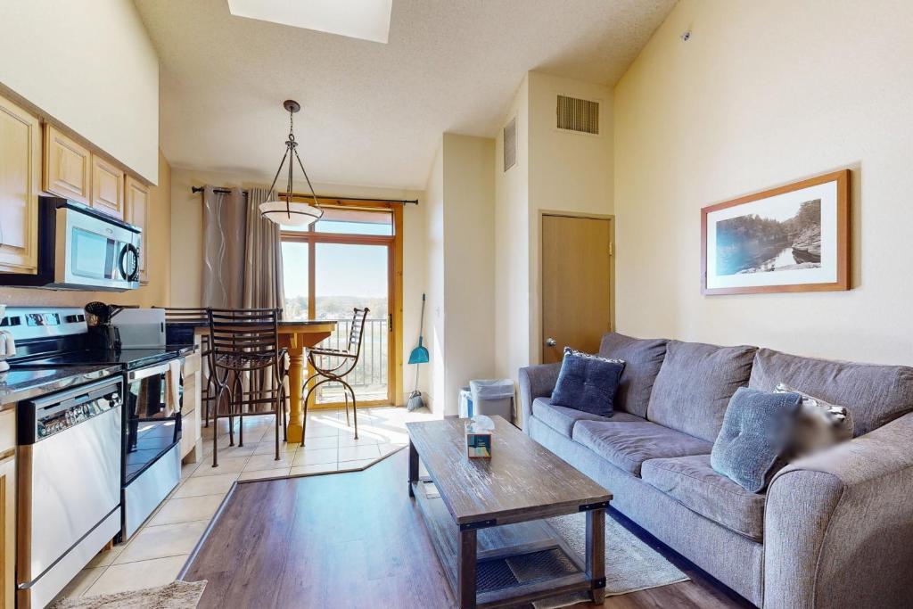 un salon avec un canapé et une table dans l'établissement Chula Vista Resort Villa # 7421, à Wisconsin Dells