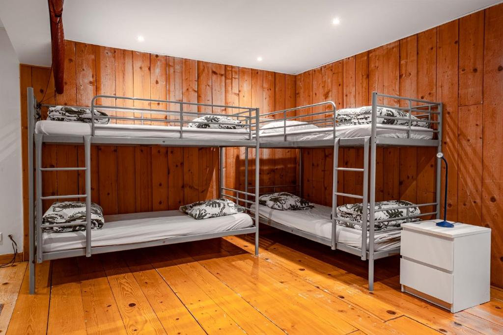 2 stapelbedden in een kamer met houten wanden bij Villa Carry Piscine Sauna Jacuzzi in Carry-le-Rouet