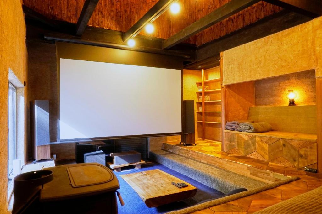 eine große Leinwand in einem Zimmer mit Sofa in der Unterkunft konatoko in Wakayama