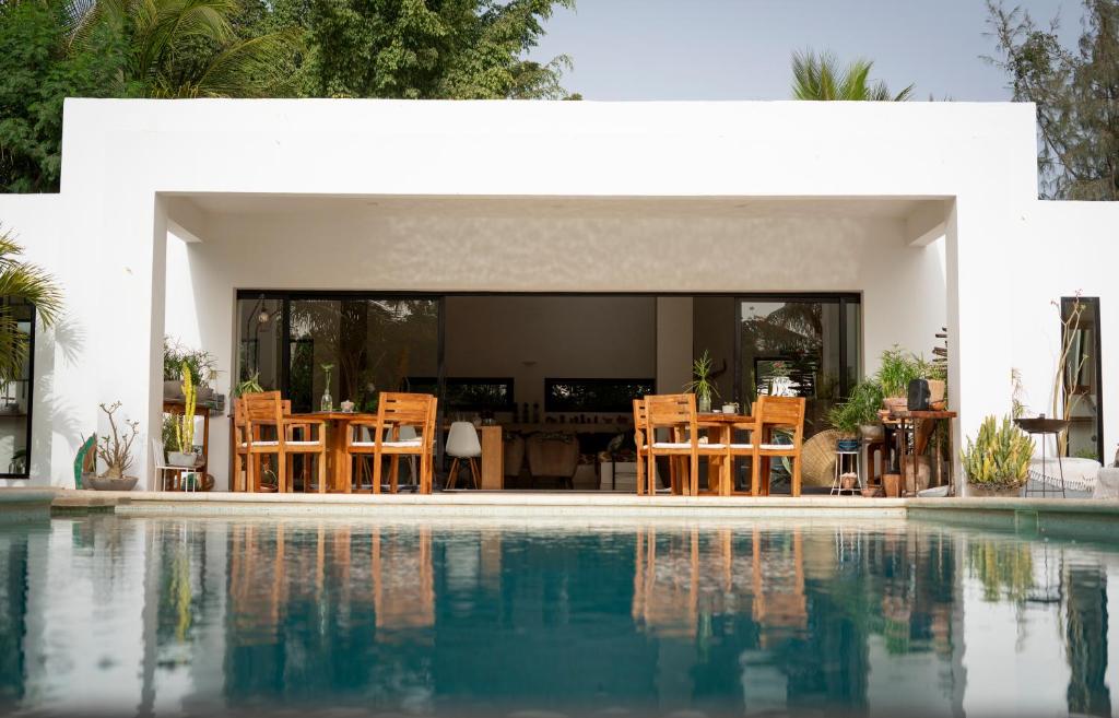 Piscina de la sau aproape de La Villa, Maison d'Hôtes